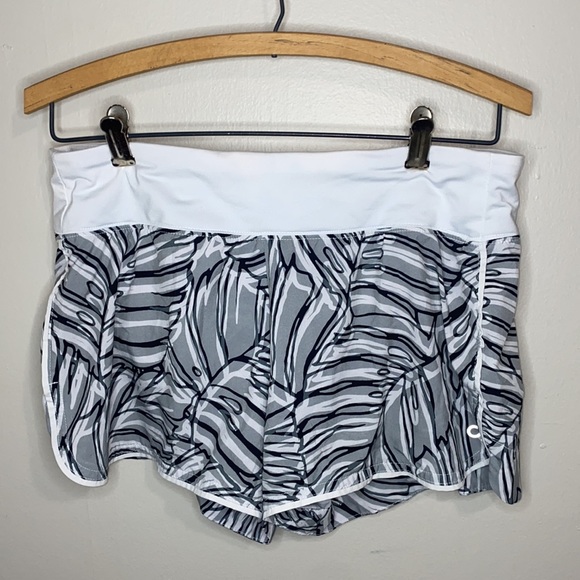 💫Adorable Gap fit black, white & grey patterned shorts! - Picture 2 of 6